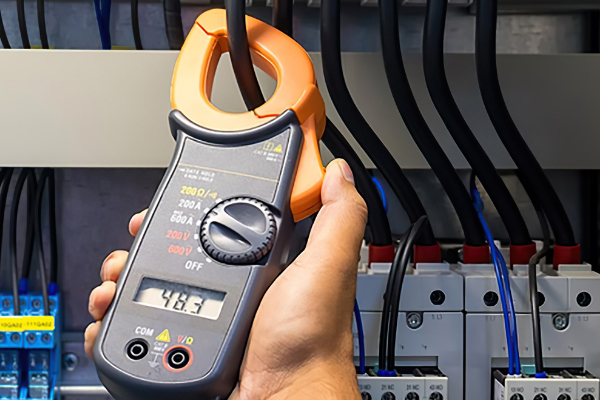 Hướng dẫn kiểm tra quá tải điện bằng ampe kìm