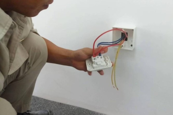 Cách dòng điện đến được nhà bạn