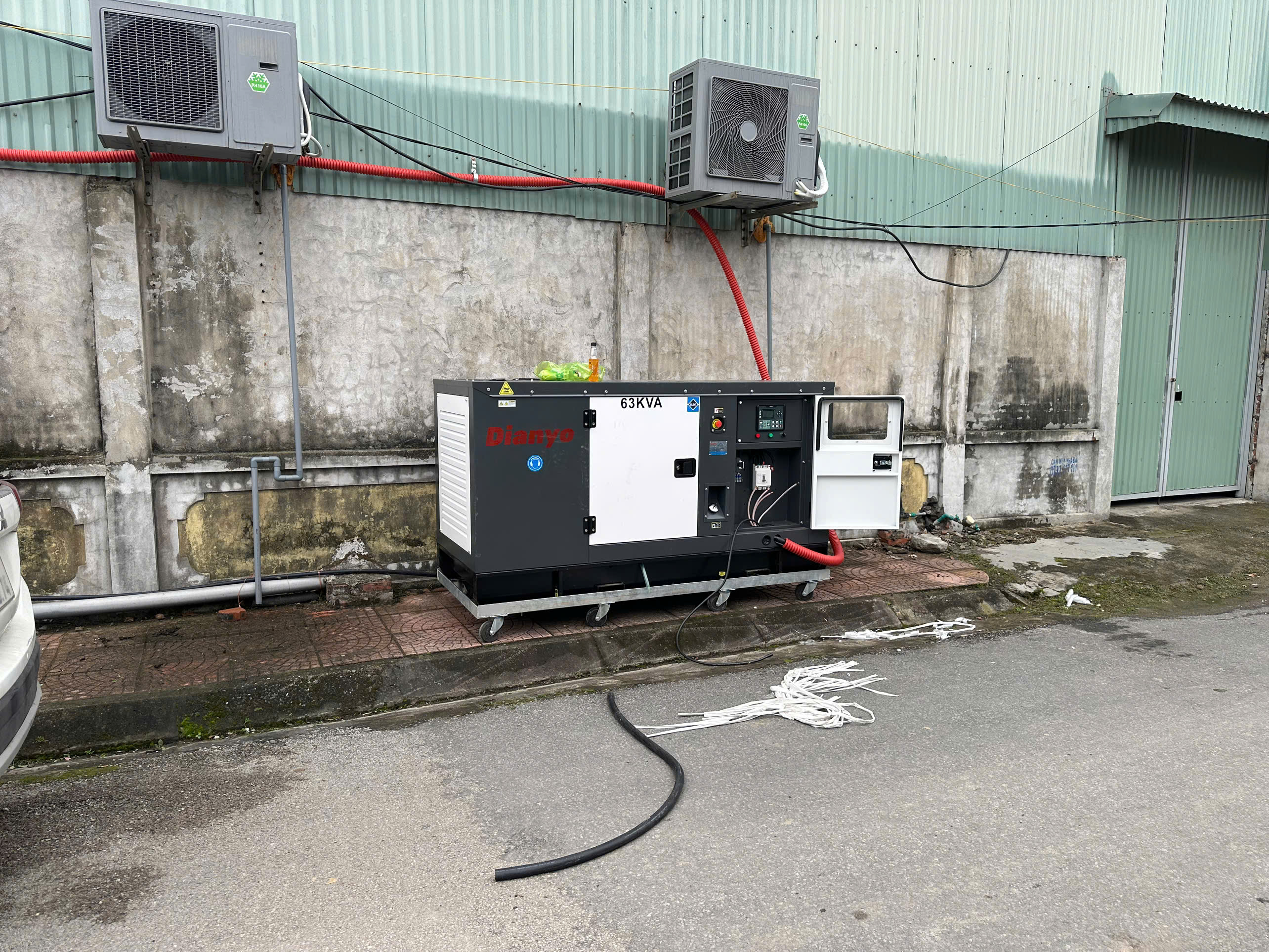Chúng tôi cung cấp dịch vụ tư vấn, cung cấp và lắp đặt trọn gói máy phát điện Dianyo 63kVA cho các dự án nhà máy tại Hải Phòng. Với đội ngũ kỹ sư và kỹ thuật viên chuyên nghiệp, giàu kinh nghiệm, chúng tôi cam kết mang đến giải pháp tối ưu và dịch vụ hoàn hảo
