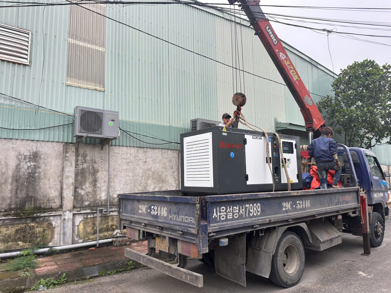 Chúng tôi cung cấp dịch vụ tư vấn, cung cấp và lắp đặt trọn gói máy phát điện Dianyo 63kVA cho các dự án nhà máy tại Hải Phòng. Với đội ngũ kỹ sư và kỹ thuật viên chuyên nghiệp, giàu kinh nghiệm, chúng tôi cam kết mang đến giải pháp tối ưu và dịch vụ hoàn hảo