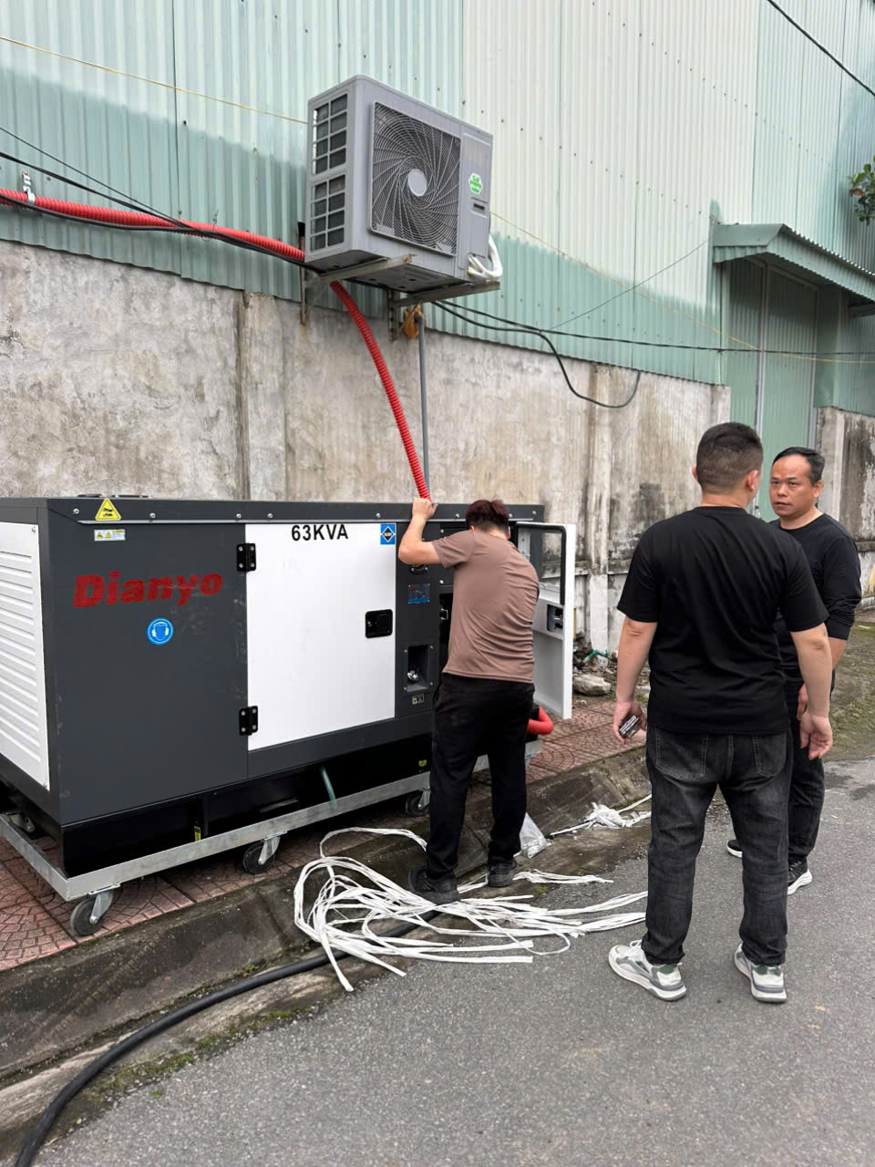 Chúng tôi cung cấp dịch vụ tư vấn, cung cấp và lắp đặt trọn gói máy phát điện Dianyo 63kVA cho các dự án nhà máy tại Hải Phòng. Với đội ngũ kỹ sư và kỹ thuật viên chuyên nghiệp, giàu kinh nghiệm, chúng tôi cam kết mang đến giải pháp tối ưu và dịch vụ hoàn hảo
