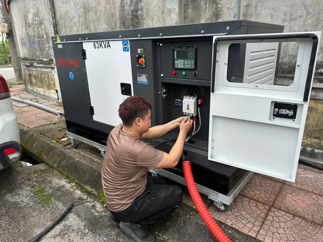 Chúng tôi cung cấp dịch vụ tư vấn, cung cấp và lắp đặt trọn gói máy phát điện Dianyo 63kVA cho các dự án nhà máy tại Hải Phòng. Với đội ngũ kỹ sư và kỹ thuật viên chuyên nghiệp, giàu kinh nghiệm, chúng tôi cam kết mang đến giải pháp tối ưu và dịch vụ hoàn hảo